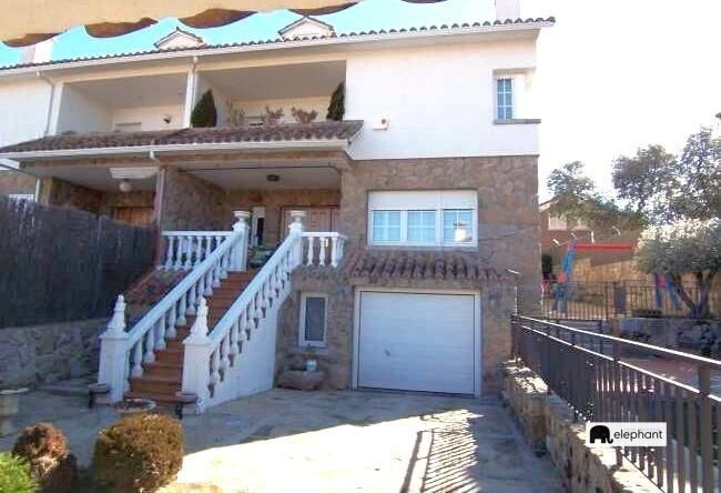 Vista exterior de Casa adosada en venda en Galapagar amb Calefacció, Jardí privat i Terrassa