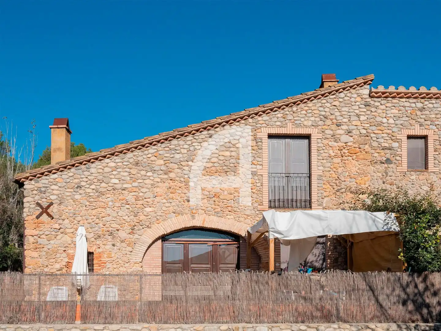 Vista exterior de Finca rústica en venta en Sant Miquel de Fluvià con Calefacción, Piscina y Amueblado