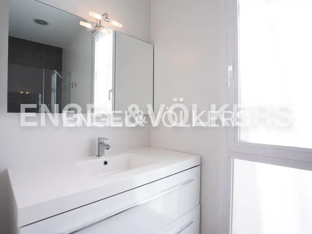 Bathroom of Flat for rent in Valencia  with Air Conditioner, Heating and Parquet flooring