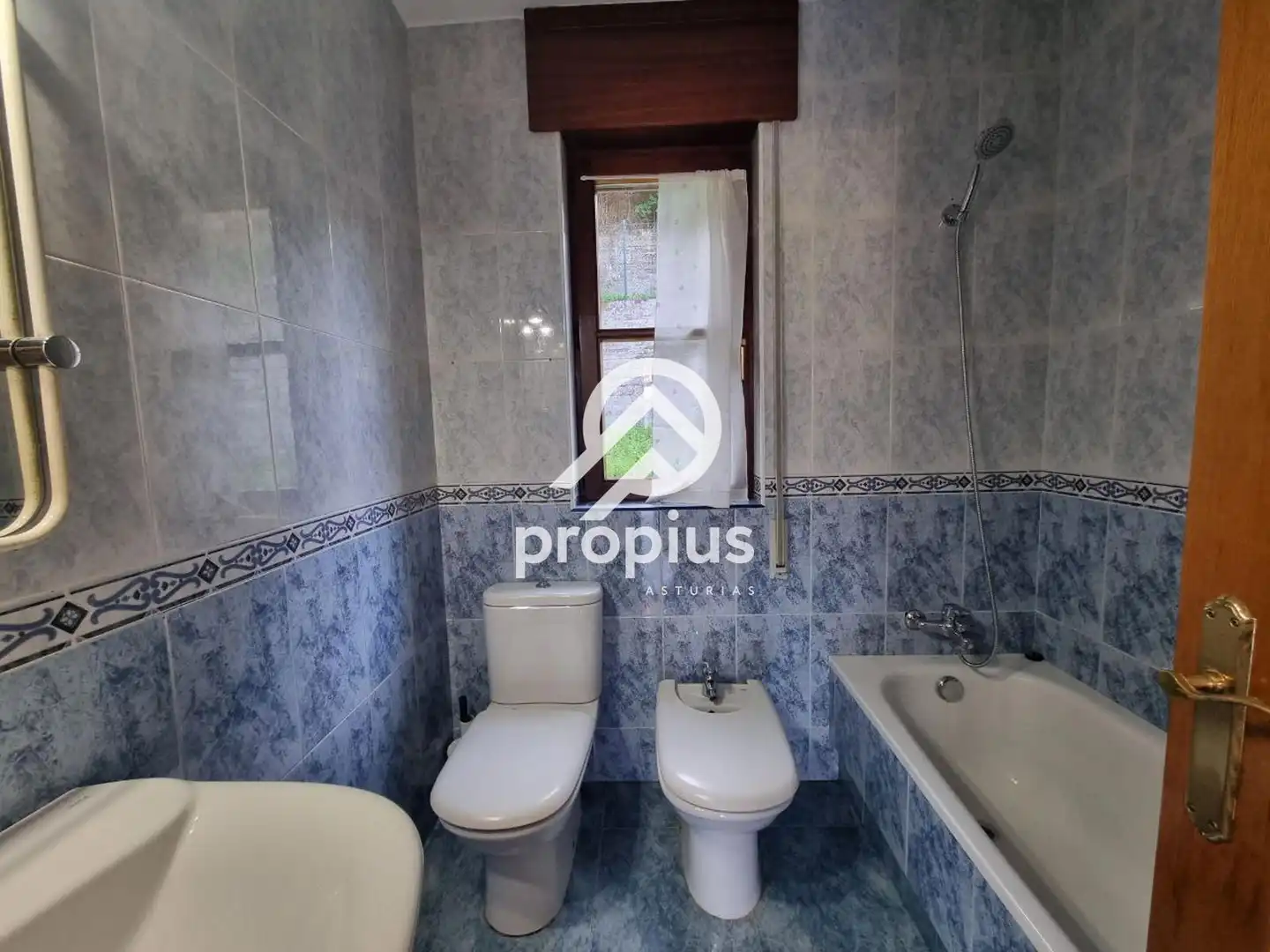 Baño de Casa adosada en venta en Piloña con Calefacción, Jardín privado y Parquet