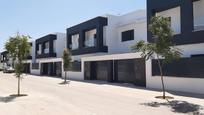Vista exterior de Casa o xalet de lloguer en La Rinconada amb Aire condicionat, Terrassa i Moblat