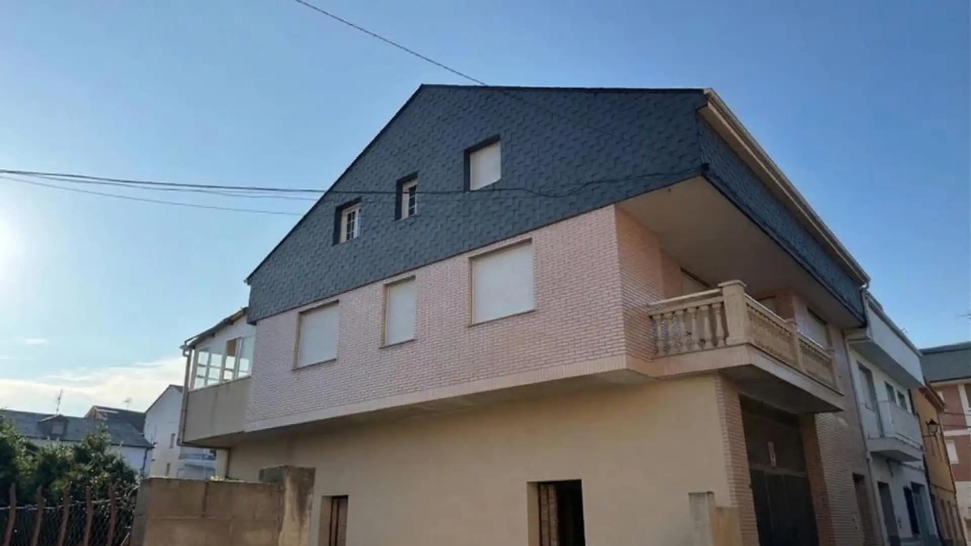 Vista exterior de Casa adosada en venda en Cacabelos amb Calefacció, Jardí privat i Terrassa