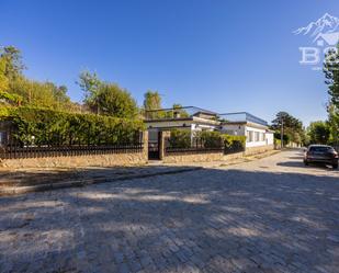 Vista exterior de Casa o xalet en venda en Rascafría amb Calefacció, Jardí privat i Terrassa