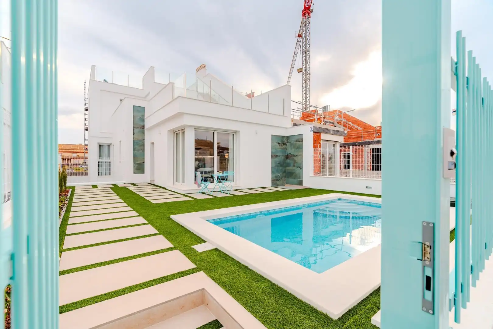 Piscina de Casa adosada en venda en Los Alcázares amb Aire condicionat, Jardí privat i Terrassa