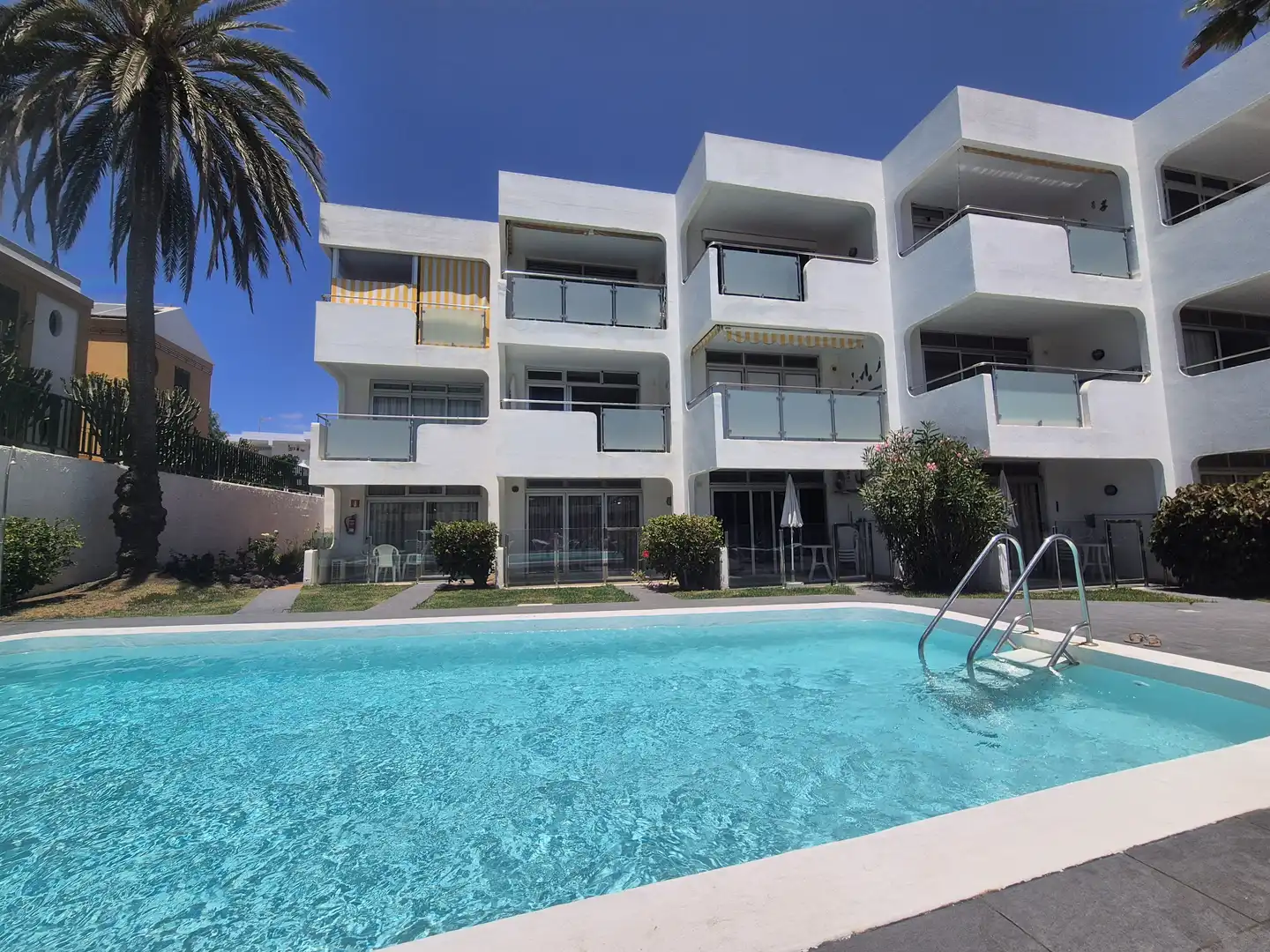 Außenansicht von Wohnungen zur Miete in San Bartolomé de Tirajana mit Privatgarten, Terrasse und Schwimmbad