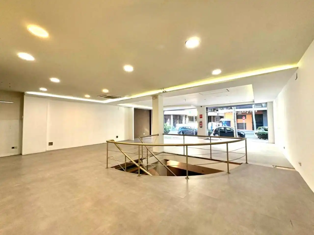Local comercial en alquiler en Avenida Lluís Companys 15, imagen 2