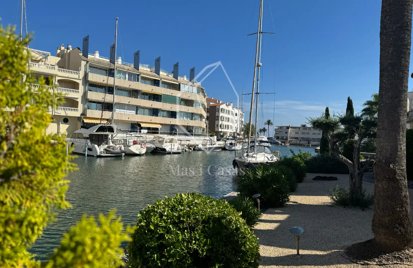 Vista exterior de Dúplex en venda en Empuriabrava amb Aire condicionat, Calefacció i Terrassa