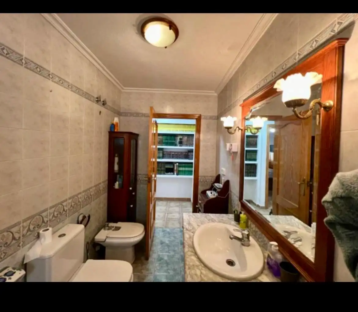 Bany de Casa o xalet en venda en Elche / Elx amb Aire condicionat, Piscina i Moblat