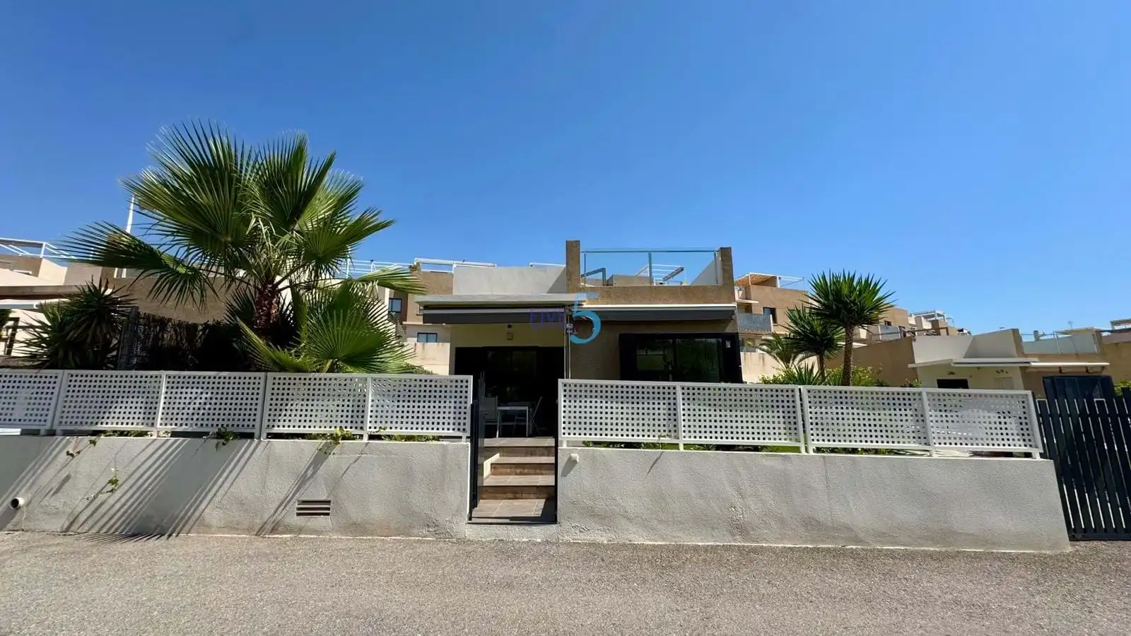 Vista exterior de Casa o xalet en venda en Orihuela amb Aire condicionat, Piscina i Moblat