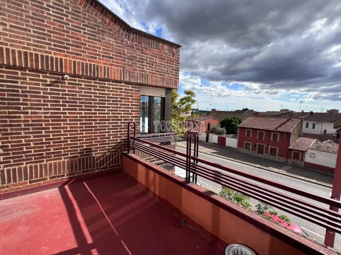 Terrasse von Wohnung zum Verkauf in Valencia de Don Juan mit Heizung, Parkett und Terrasse