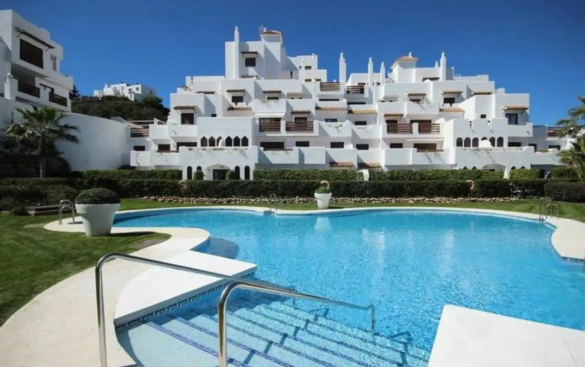 Vista exterior de Apartamento de alquiler en Estepona con Aire acondicionado, Terraza y Piscina