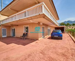 Vista exterior de Casa o xalet en venda en Busot amb Jardí privat, Terrassa i Traster