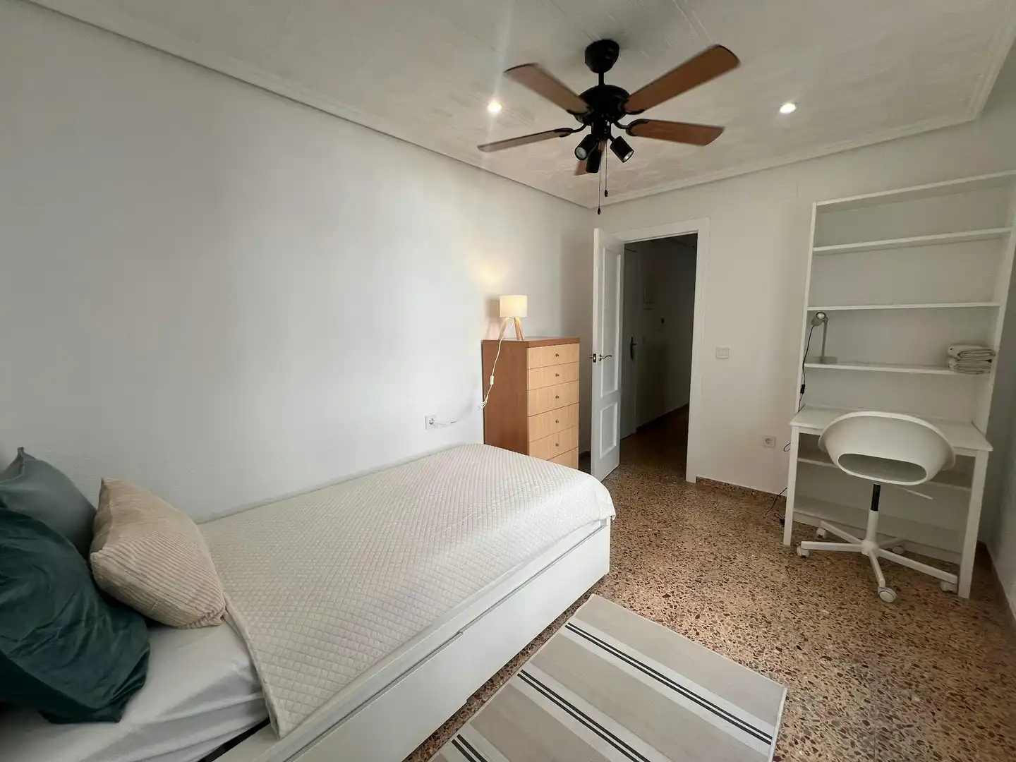 Schlafzimmer von Wohnung zur untervermieten in Valencia mit Waschmaschine