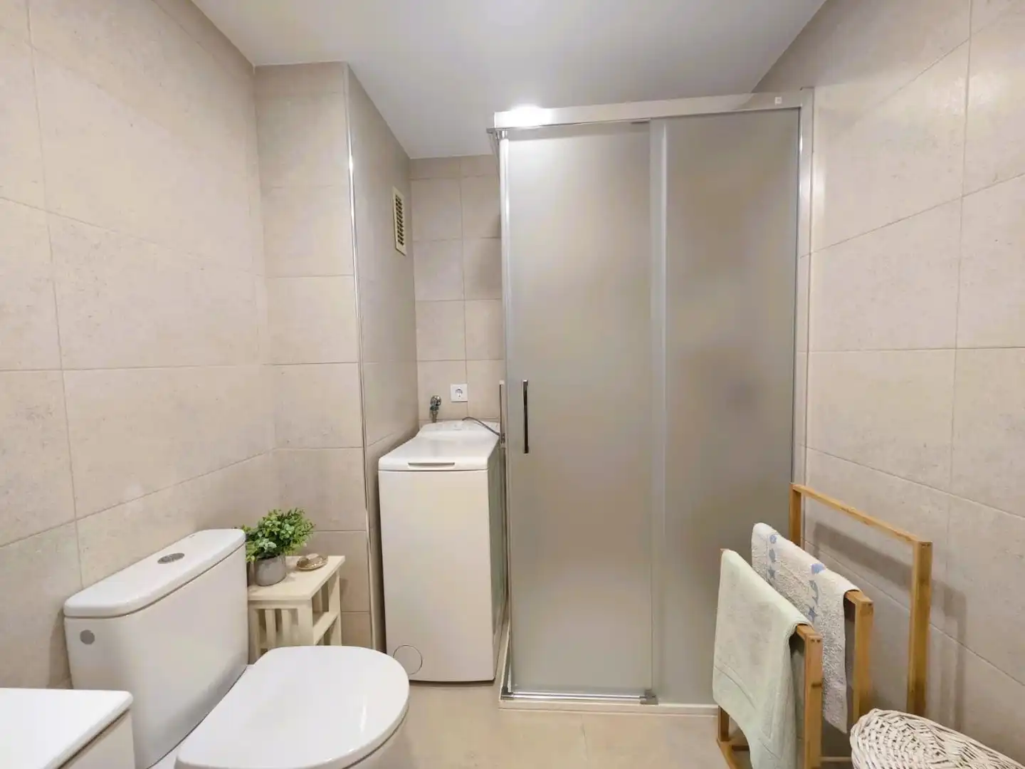 Badezimmer von Wohnung zum Verkauf in Tossa de Mar mit Privatgarten, Terrasse und Möbliert