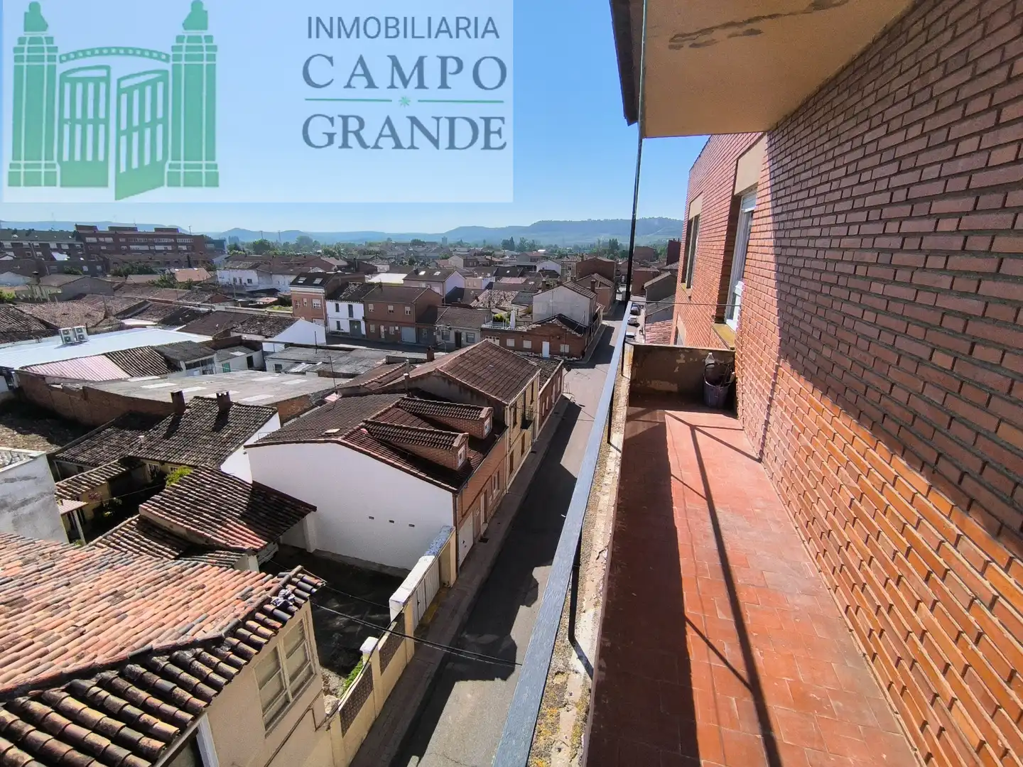 Vista exterior de Piso en venta en Venta de Baños con Calefacción, Terraza y Amueblado