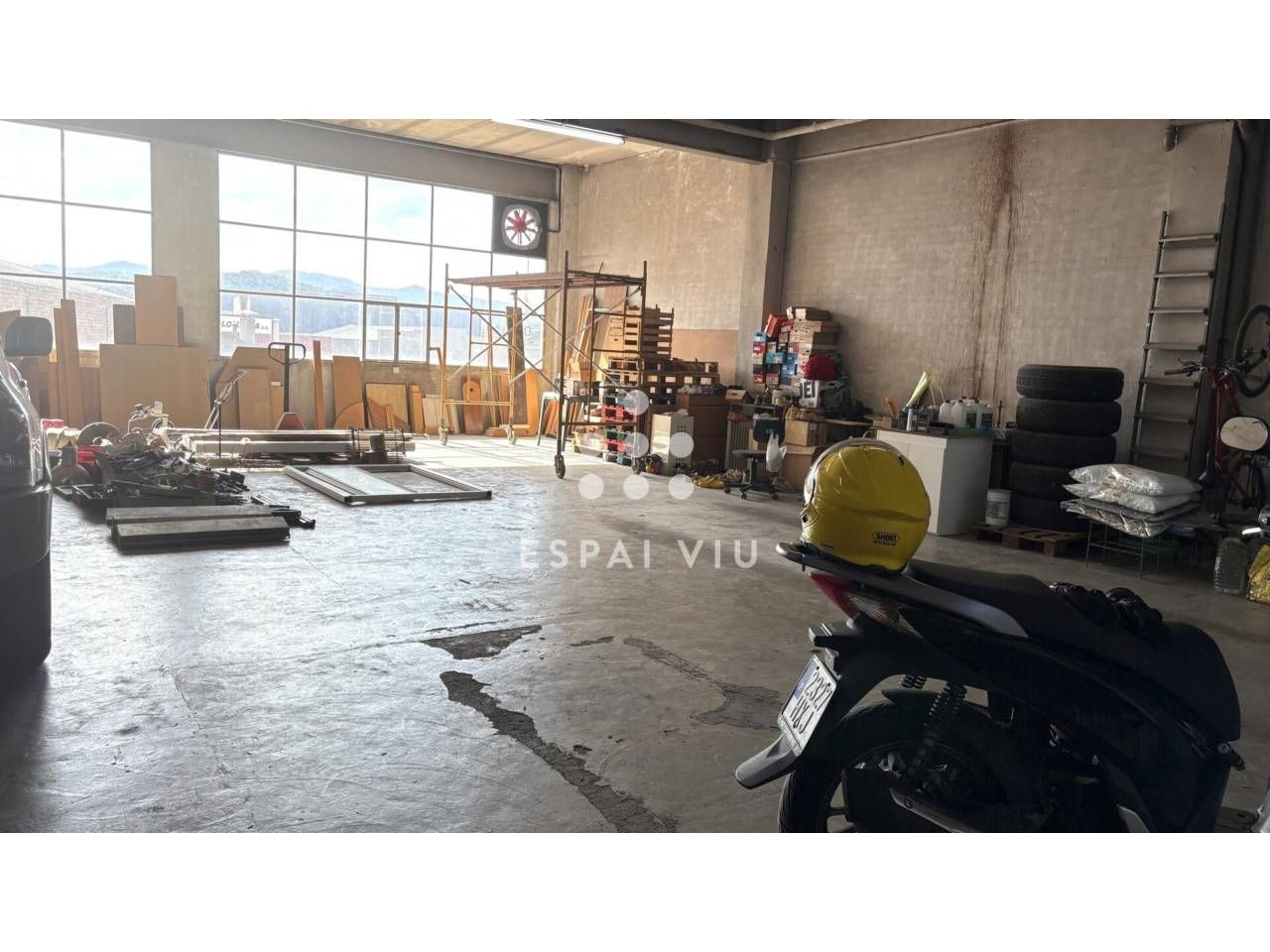 Vista exterior de Nau industrial en venda en Ripollet