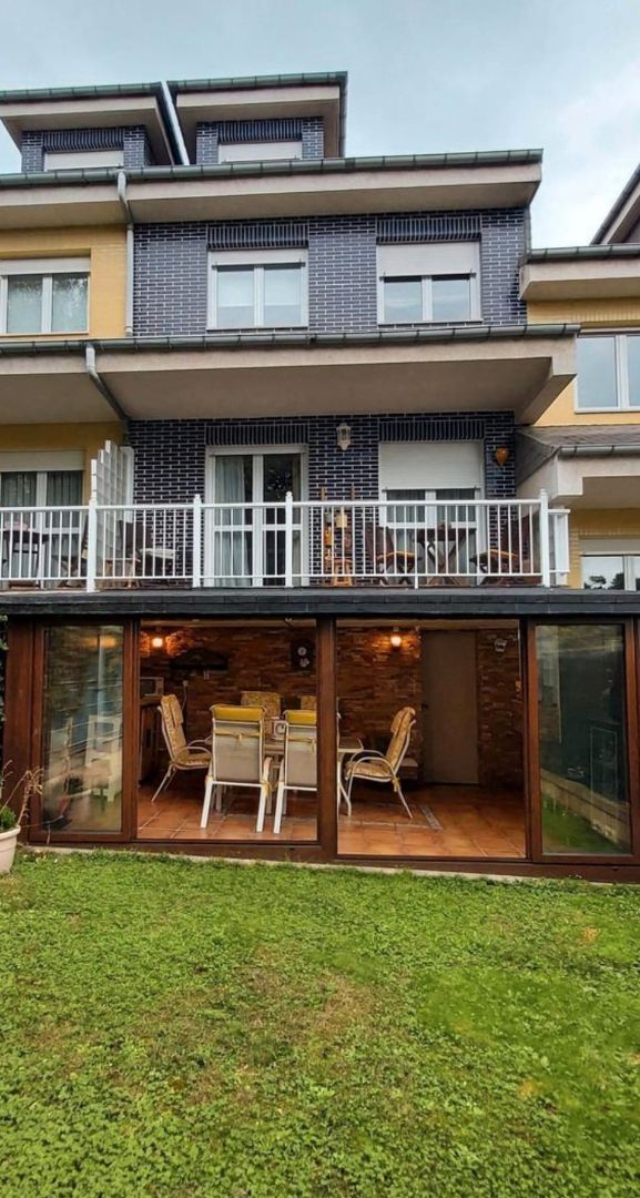 Terrassa de Casa adosada en venda en Avilés amb Calefacció, Parquet i Terrassa