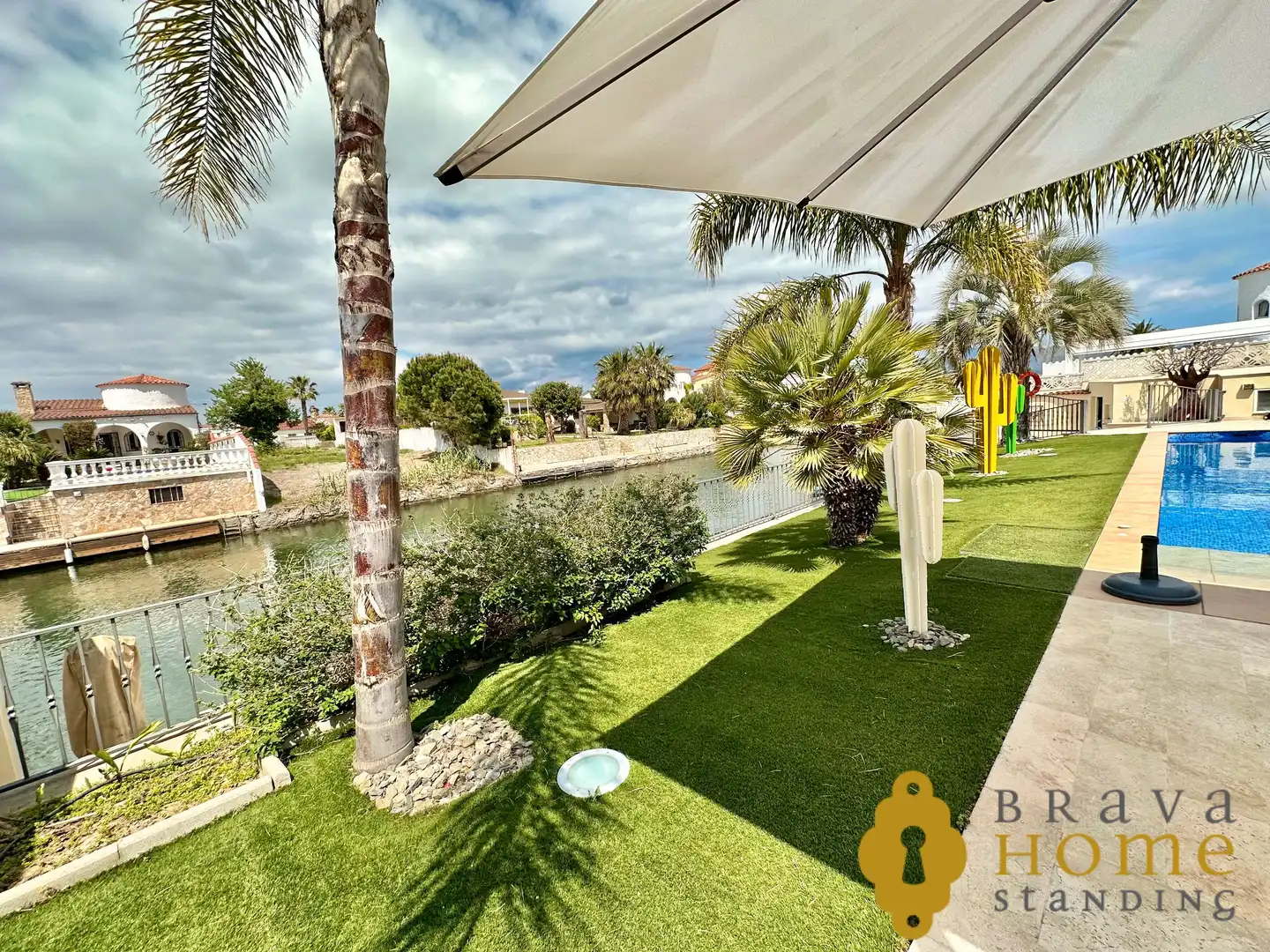 Garden of Houses for sale in Empuriabrava  with Air Conditioner, Heating and Private garden