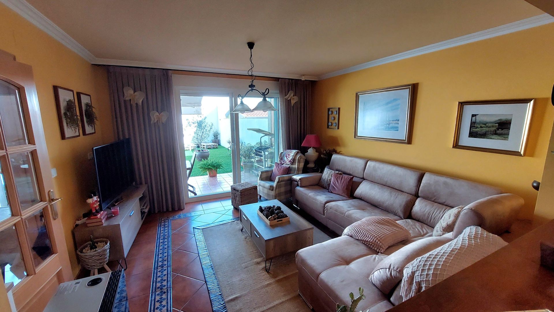 Sala de estar de Casa adosada en venta en Sanxenxo con Calefacción, Jardín privado y Parquet
