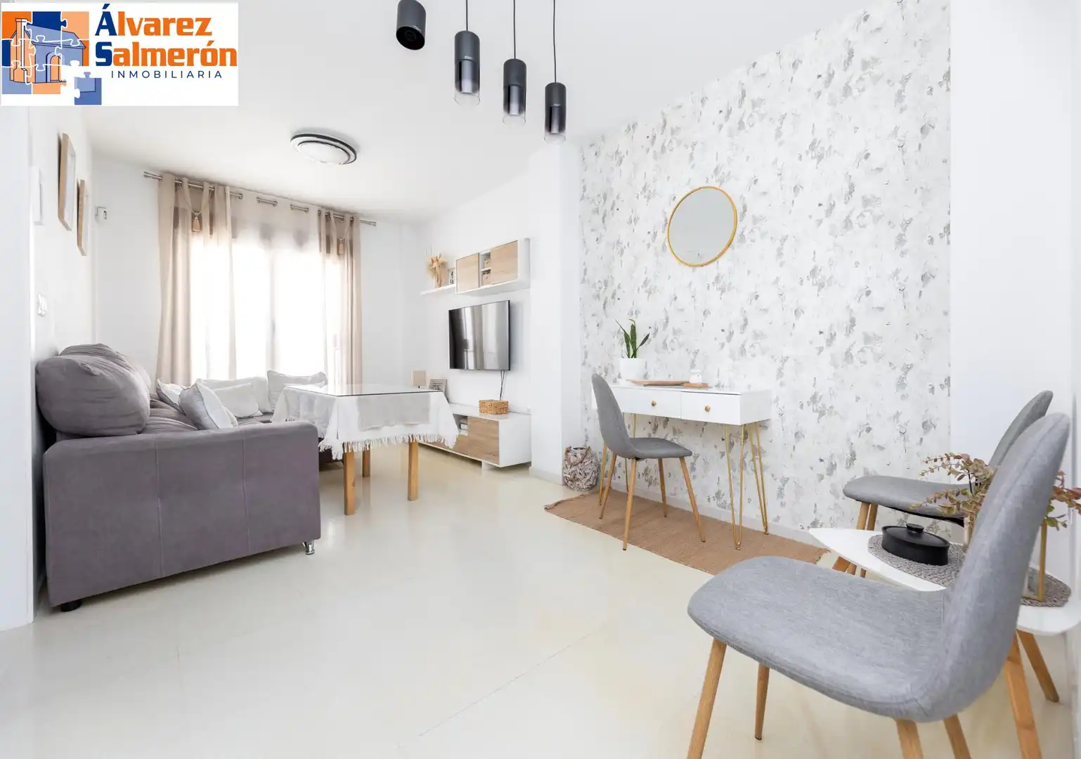 Sala d'estar de Apartament en venda en La Zubia amb Aire condicionat i Moblat