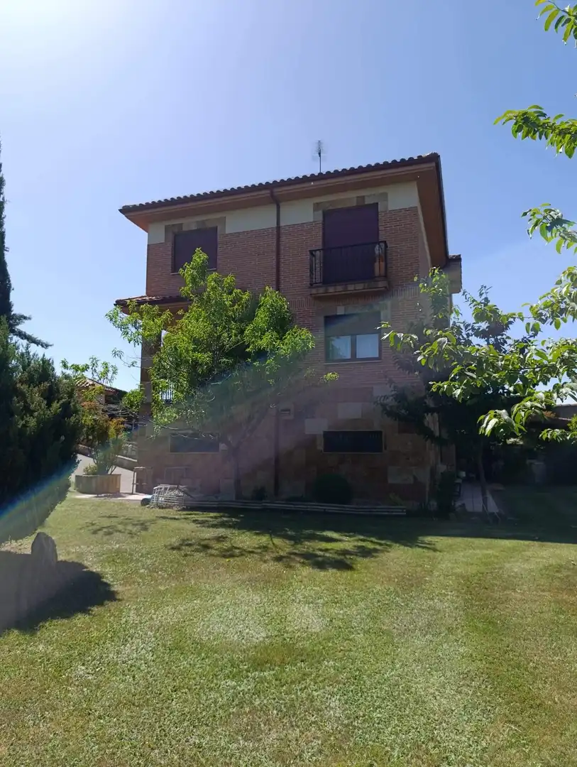 Vista exterior de Casa o chalet en venta en San Andrés del Rabanedo con Calefacción, Jardín privado y Terraza
