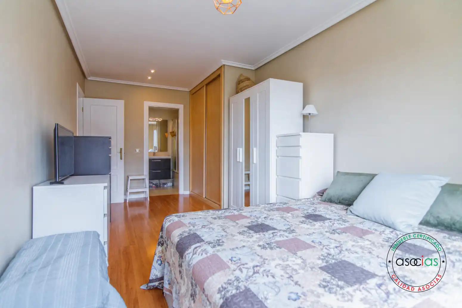 Dormitori de Àtic en venda en Oviedo  amb Calefacció, Jardí privat i Parquet