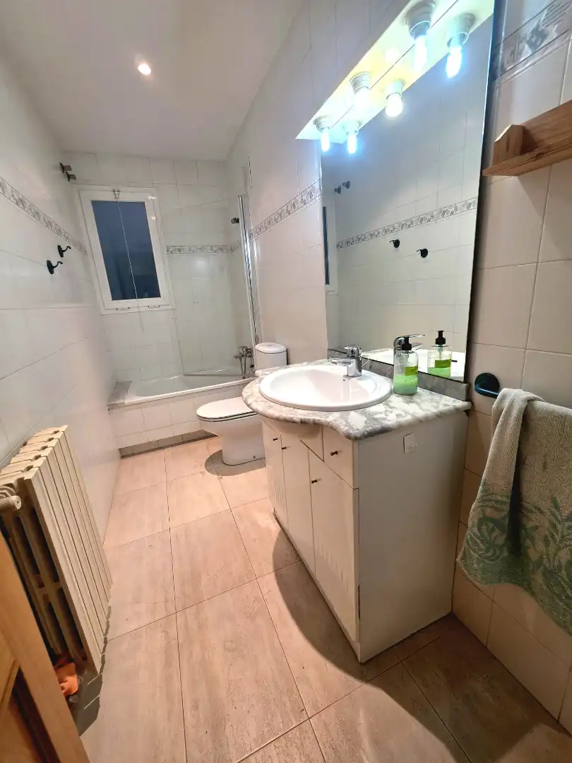 Baño de Piso de alquiler en Sabadell con Calefacción, Parquet y Amueblado