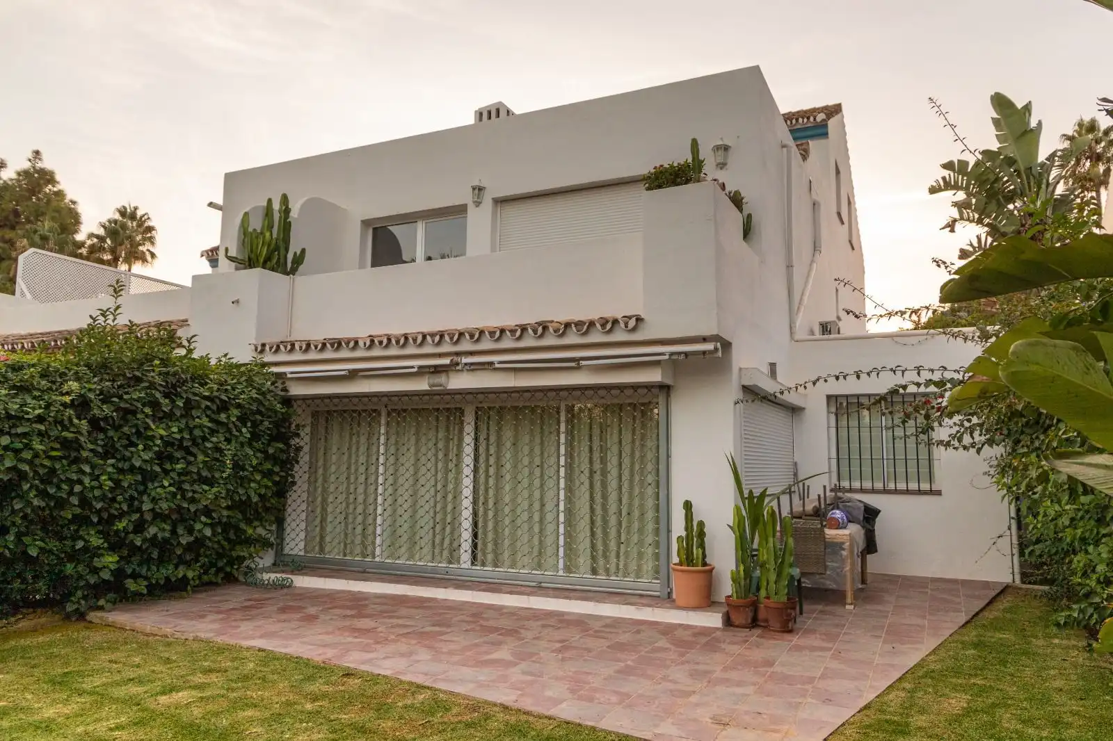 Vista exterior de Casa adosada en venda en Marbella amb Aire condicionat, Jardí privat i Moblat