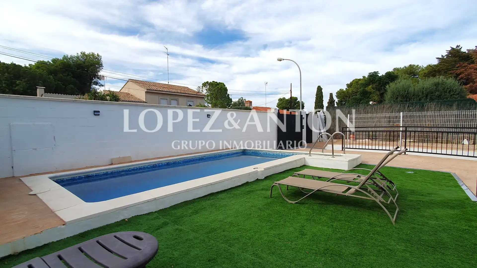 Swimming pool of Houses for sale in L'Eliana  with Air Conditioner, Heating and Private garden