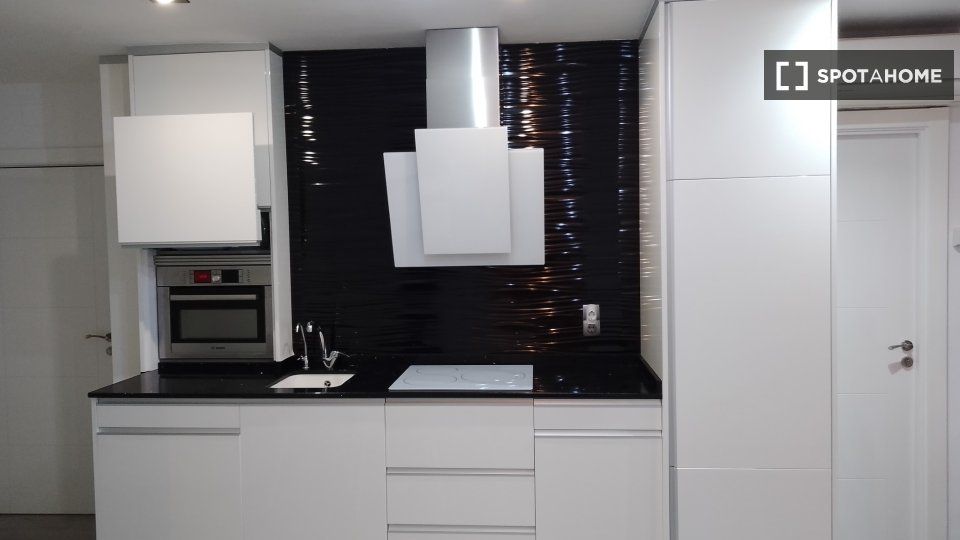 Cuina de Pis de lloguer en Sitges amb Aire condicionat, Calefacció i Moblat