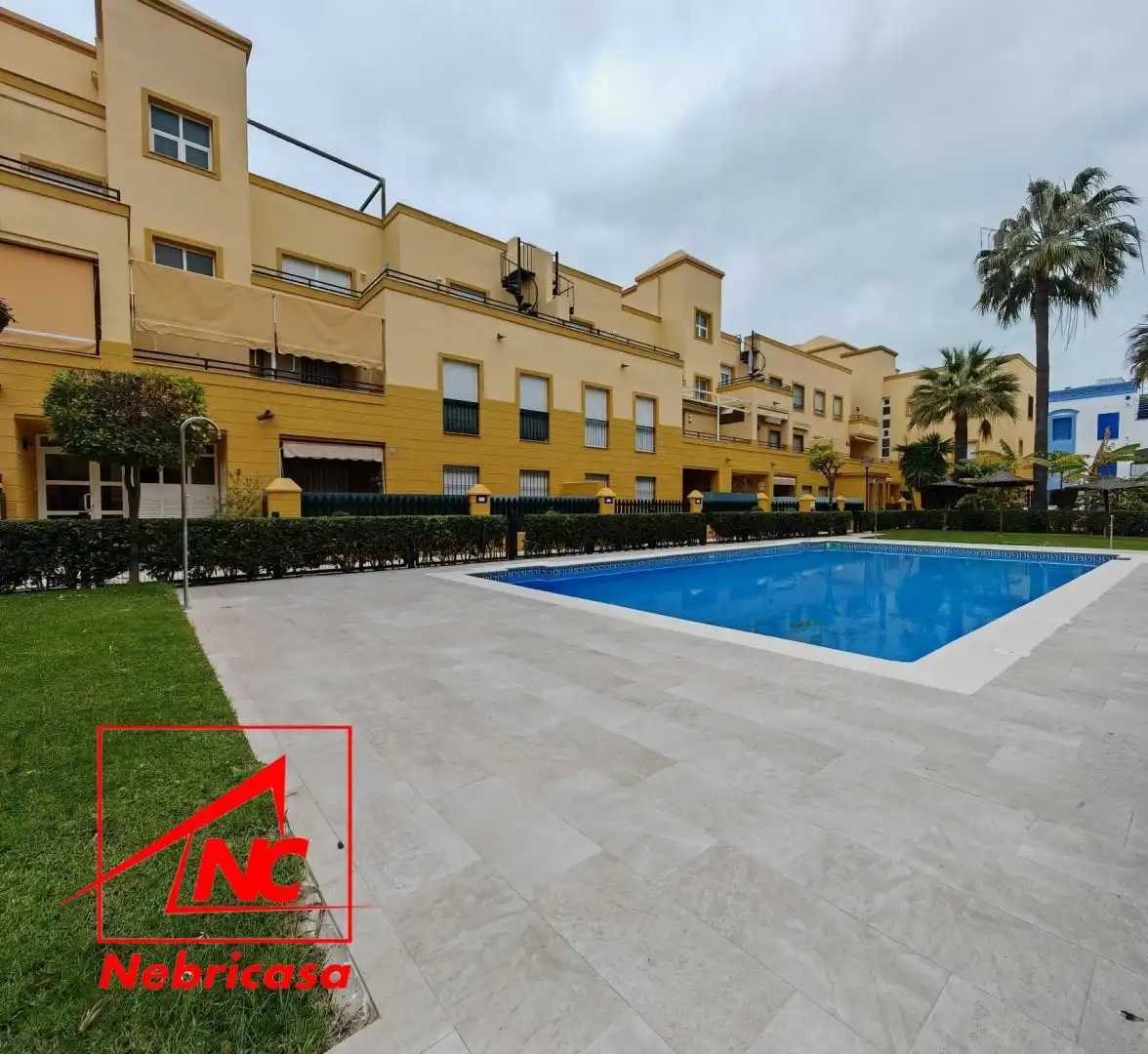 Außenansicht von Wohnung zur Miete in Rota mit Terrasse, Schwimmbad und Möbliert