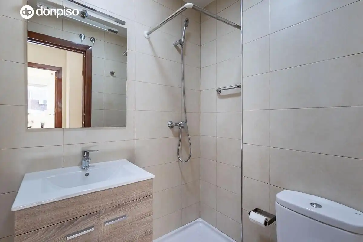 Bathroom of Flat for sale in Granada  with Air Conditioner, Heating and Terrace
