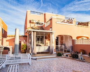 Vista exterior de Casa adosada en venda en Los Montesinos amb Jardí privat, Terrassa i Piscina comunitària