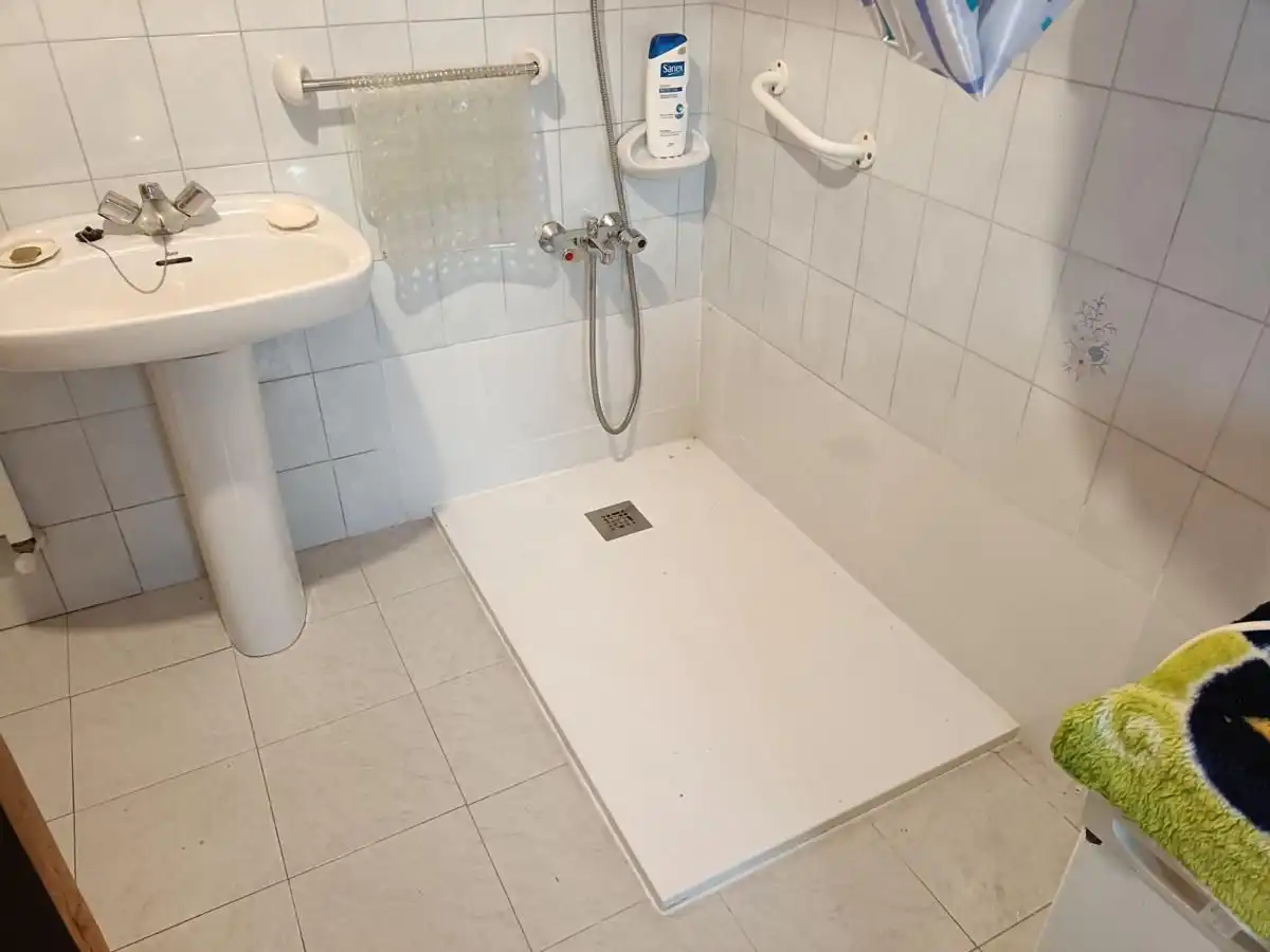 Badezimmer von Einfamilien-Reihenhaus zum Verkauf in Peñamellera Alta mit Heizung, Privatgarten und Terrasse