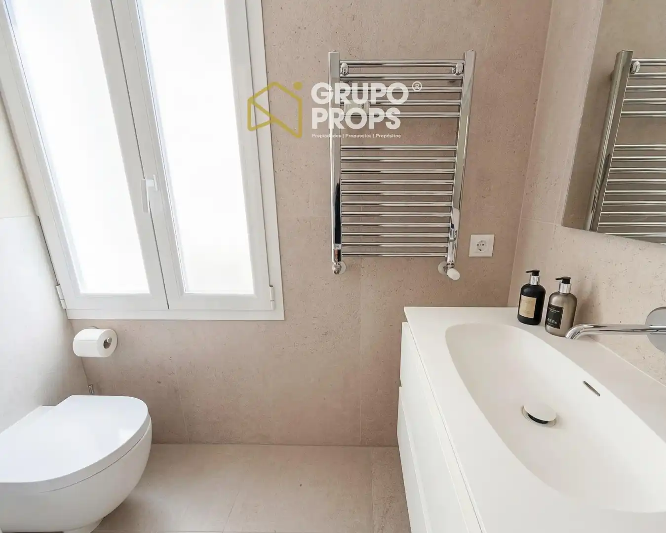 Badezimmer von Wohnung zum Verkauf in Madrid mit Klimaanlage und Heizung