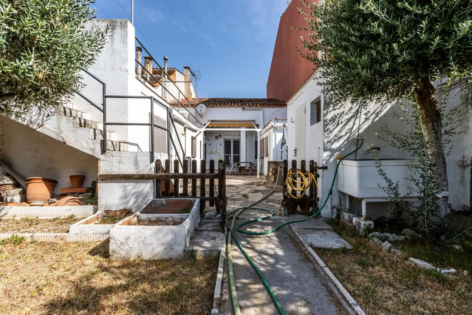 Vista exterior de Casa o xalet en venda en Castellar del Vallès amb Aire condicionat, Calefacció i Jardí privat