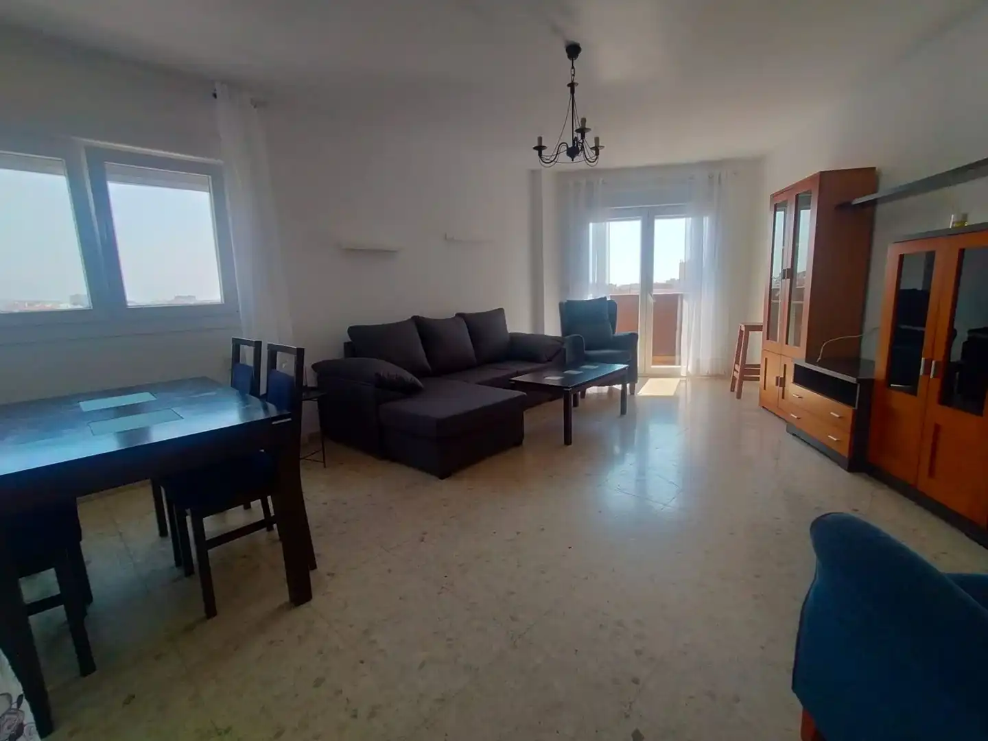 Sala d'estar de Pis de lloguer en La Línea de la Concepción amb Moblat