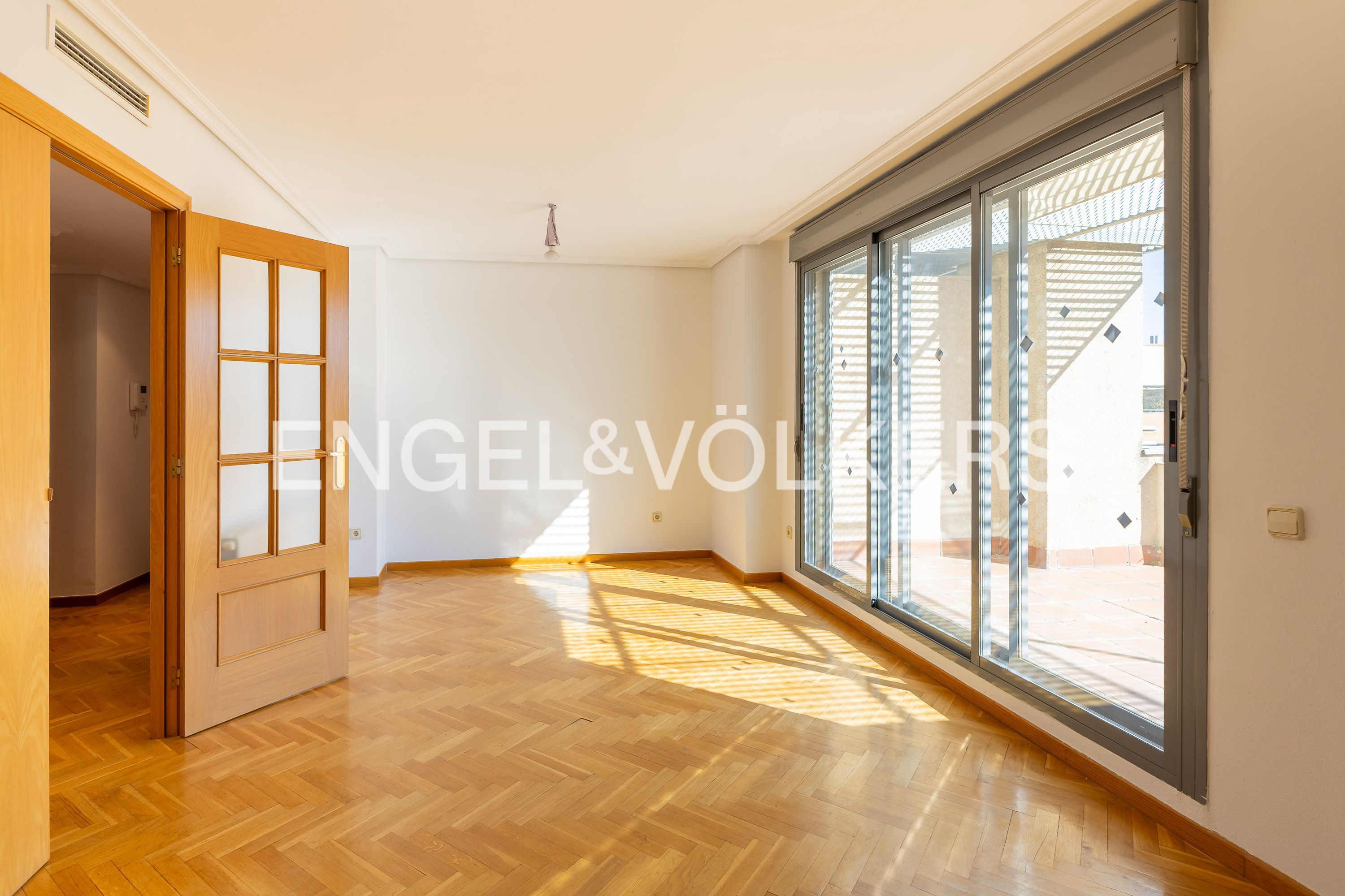 Wohnzimmer von Dachboden zum Verkauf in  Madrid Capital mit Klimaanlage, Heizung und Parkett