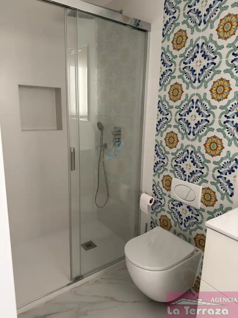 Baño de Apartamento de alquiler en Estepona con Aire acondicionado