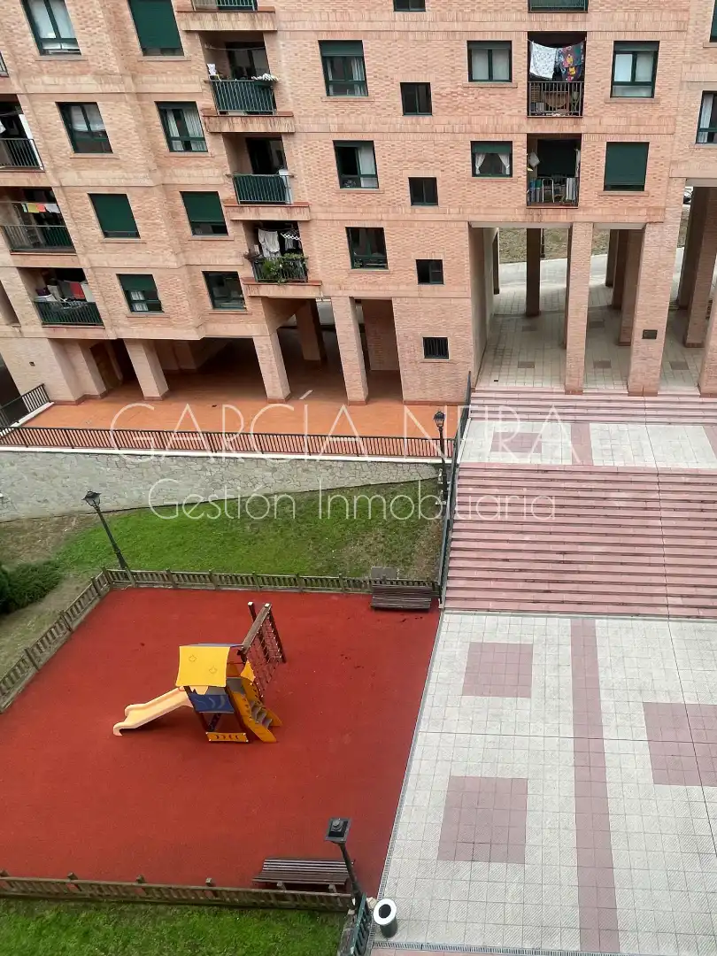 Aparcament de Pis en venda en Oviedo  amb Calefacció, Jardí privat i Parquet