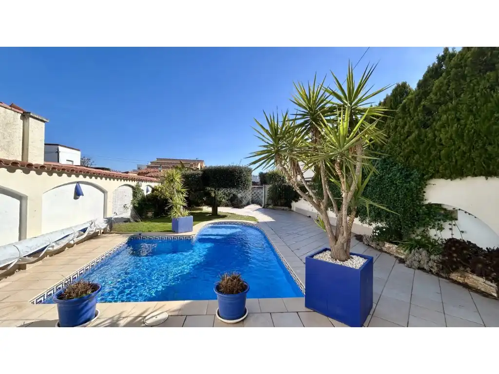 Swimming pool of Houses for sale in Empuriabrava