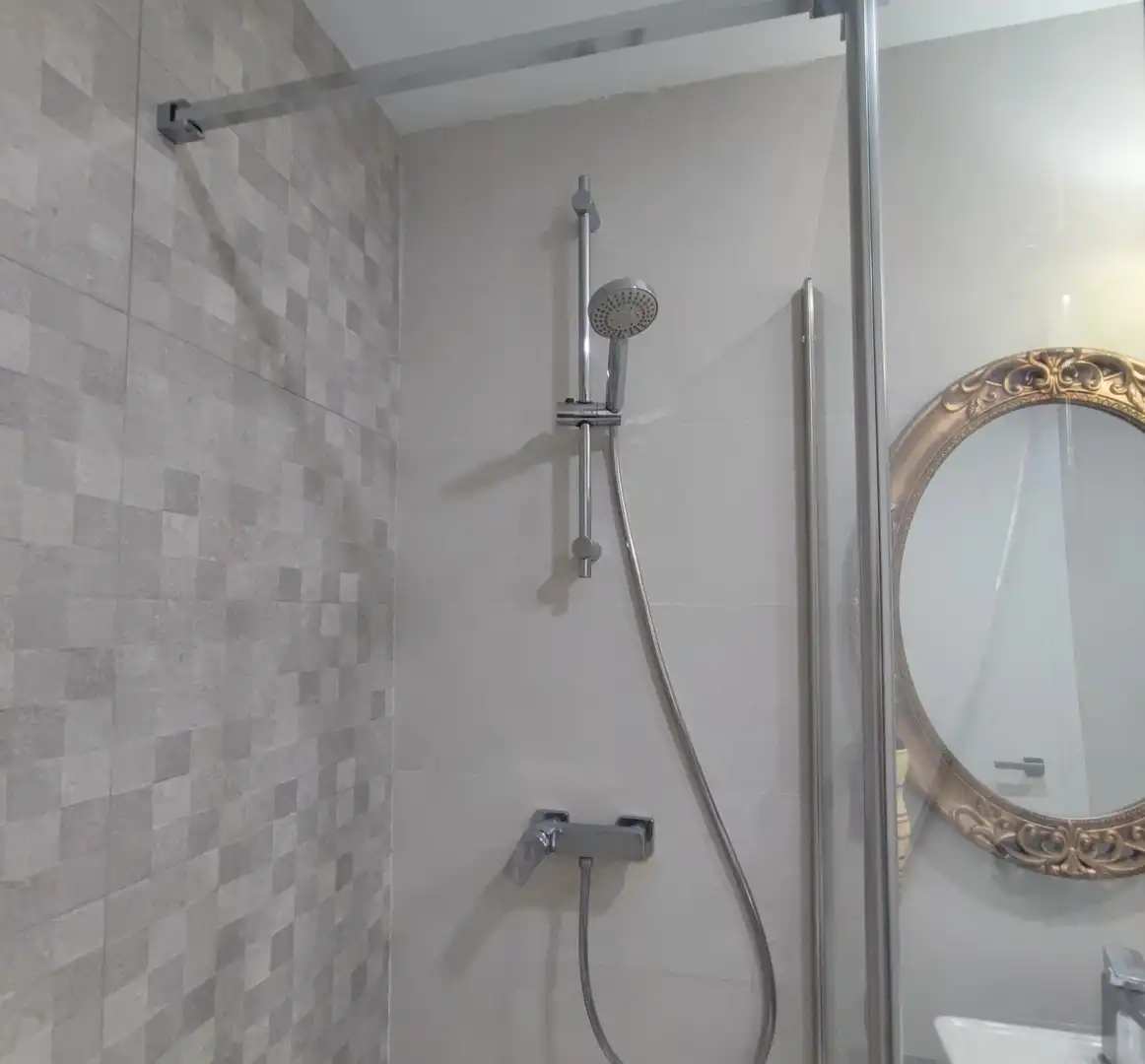 Baño de Piso de alquiler en Almería con Aire acondicionado, Calefacción y Jardín privado