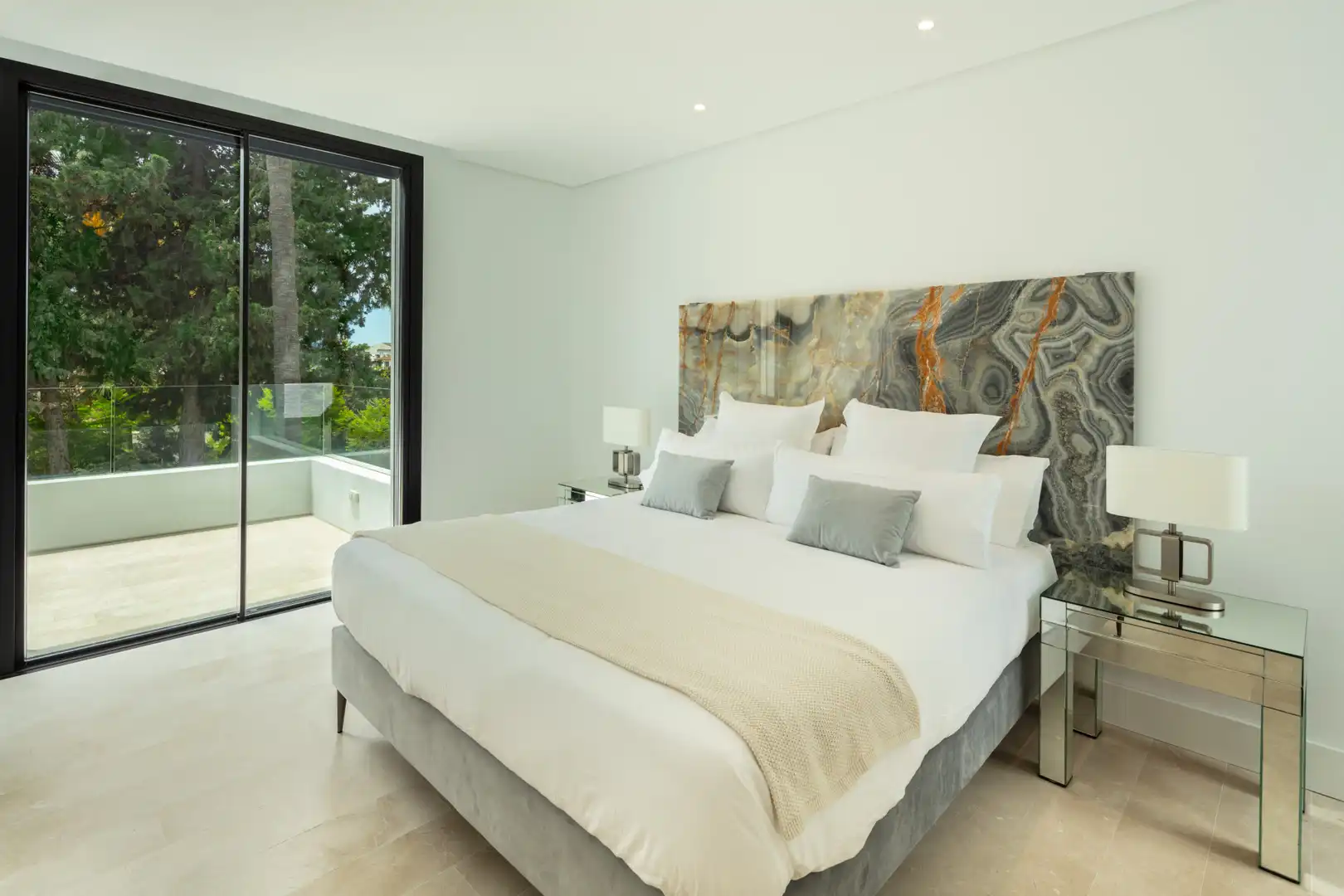 Dormitori de Casa o xalet en venda en Marbella amb Aire condicionat, Jardí privat i Terrassa
