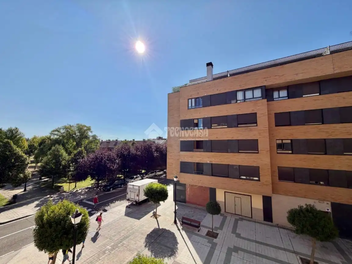 Vista exterior de Pis en venda en Palencia amb Parquet i Traster