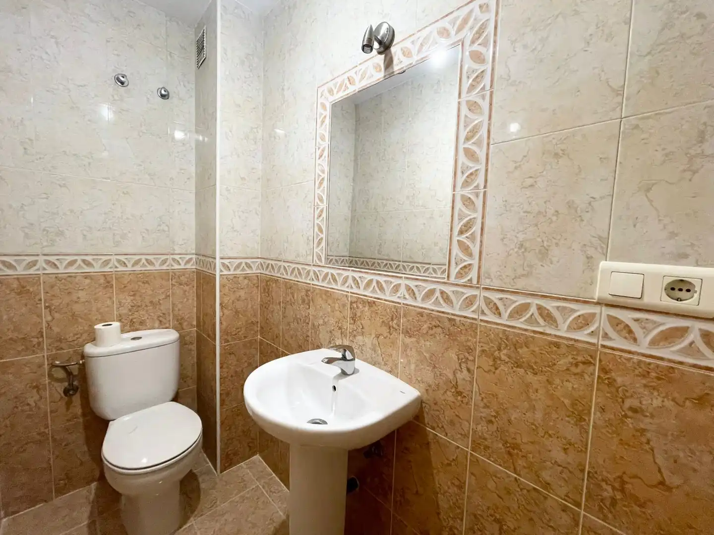 Baño de Piso en venta en Torrox con Terraza, Horno y Piscina comunitaria