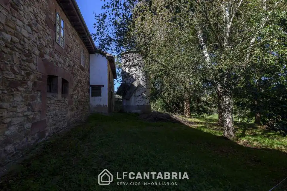 Vista exterior de Casa o xalet en venda en Torrelavega  amb Jardí privat