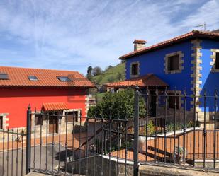 Vista exterior de Casa adosada en venda en Tineo amb Calefacció, Terrassa i Traster