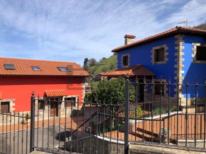 Vista exterior de Casa adosada en venda en Tineo amb Calefacció, Terrassa i Traster