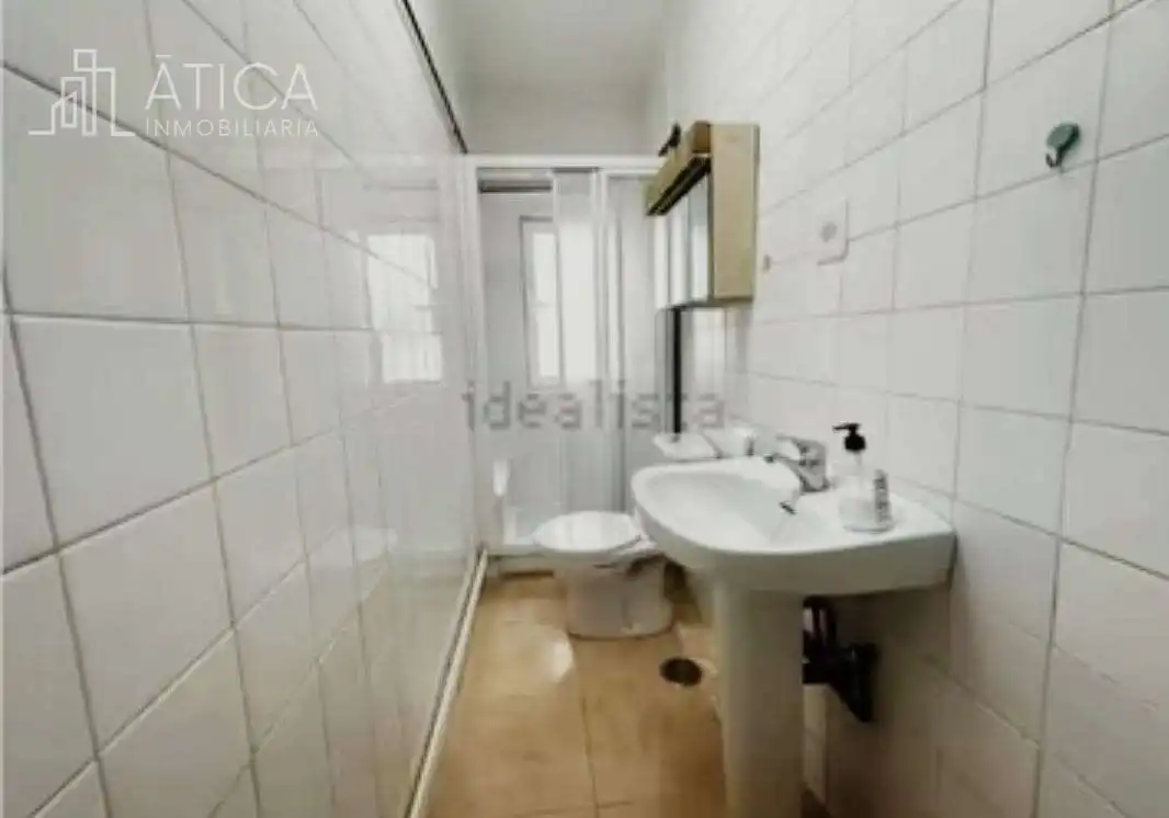 Baño de Piso de alquiler en Castillejo de Martín Viejo con Calefacción, Terraza y Amueblado