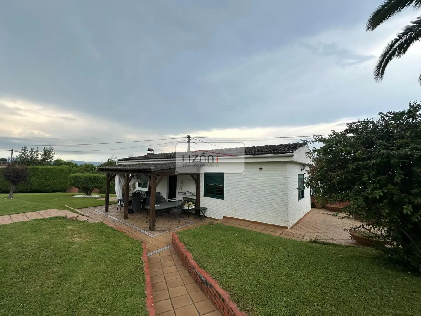 Vista exterior de Casa o xalet en venda en Oviedo  amb Calefacció, Jardí privat i Terrassa